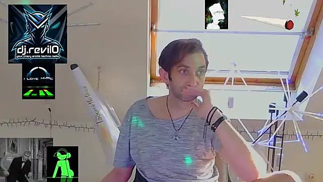 Show modela RevilO1180 na web-kameri