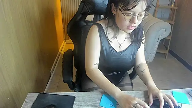 Show modela Amara_tf na web-kameri