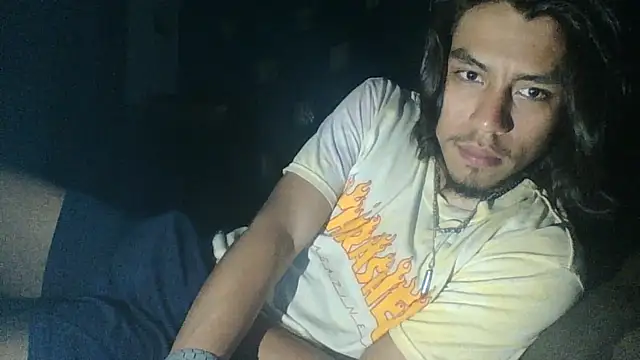 AlexAlejandro13 élő XXX-chatje