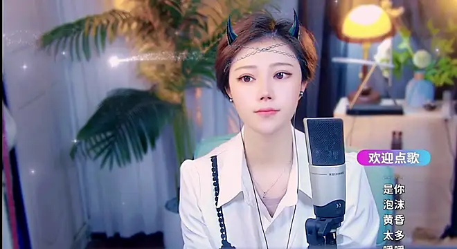 cherry-fa élő XXX-chatje