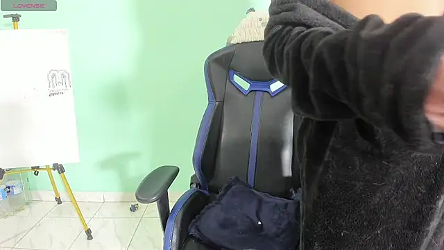 TYLERhHOT2005's Live Chat Room