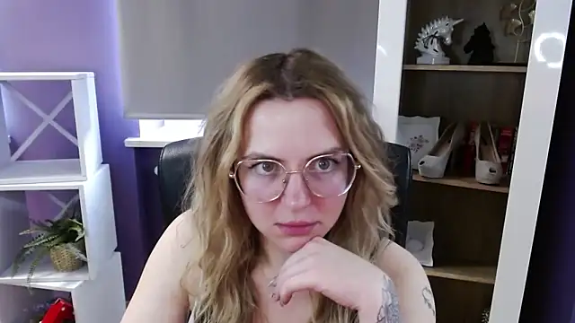 Zoey_Erotic Adlı Modelin Canlı XXX Sohbeti