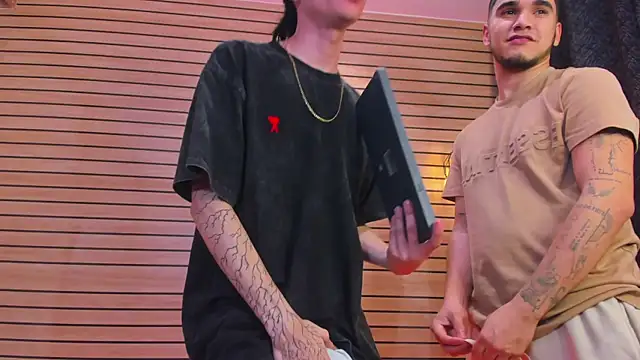 XXX chat uživo modela TheBatMansion