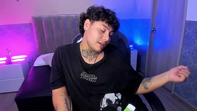 DAMON_SALVATTORE: διαδικτυακό σόου στην κάμερα