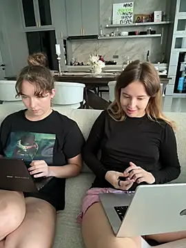 Nura_n_Sarah webcam show