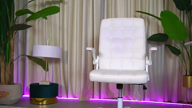 XXX chat uživo modela FoxieJullia