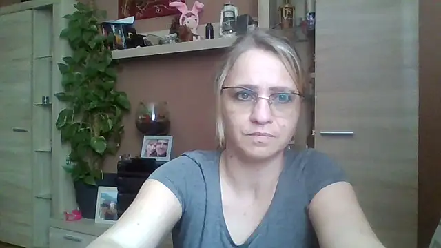 BLONDKICIA1 Adlı Modelin Canlı XXX Sohbeti