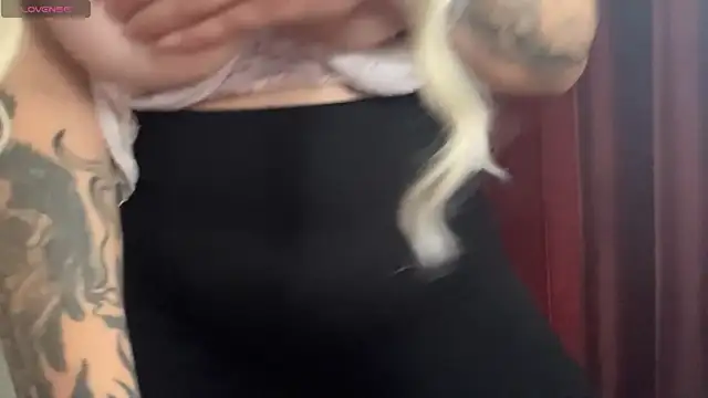 KarrenHewins' Live Sex Cam Show