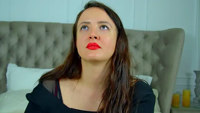 Chat +18 de ElinaBellucci ao vivo