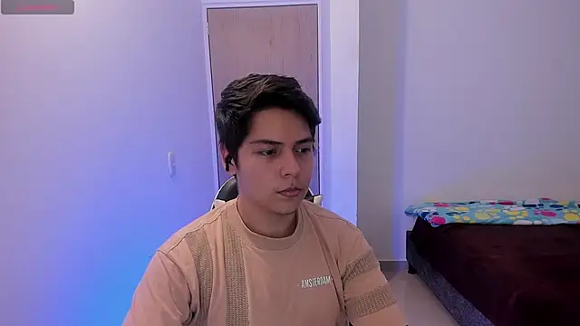 Asta_YunoXXX: διαδικτυακό σόου στην κάμερα