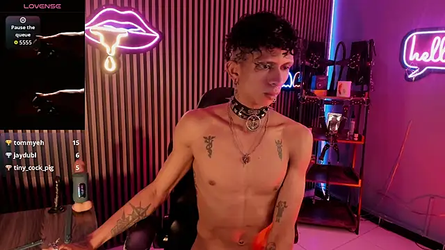 Maximoking26's Live Chat Room