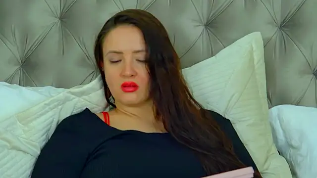 ElinaBellucci élő XXX-chatje