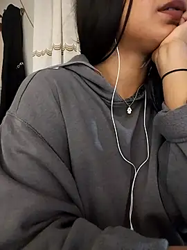 FallsForHerSmile Show in webcam