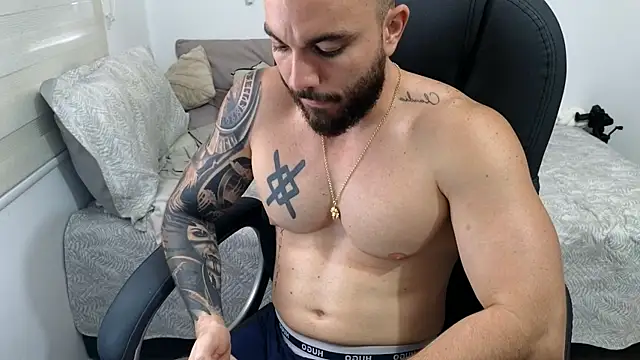 Isaac_Carter: διαδικτυακό σόου στην κάμερα