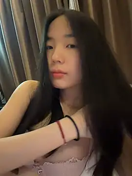 TinyBabe élő XXX-chatje