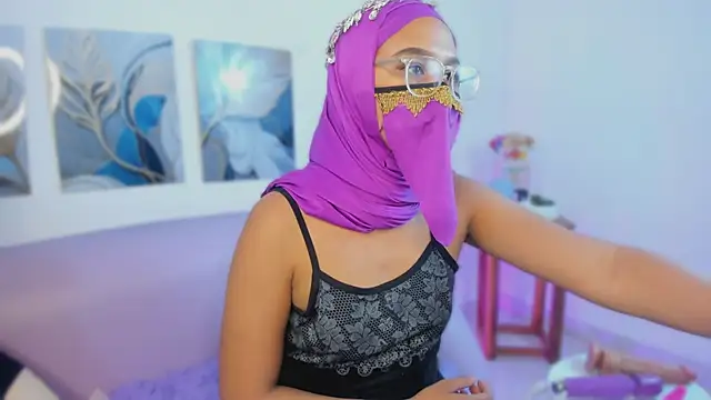 LaylaTemptMe élő XXX-chatje