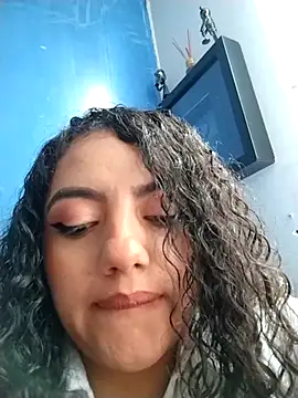 emiily_curly Chat XXX in diretta