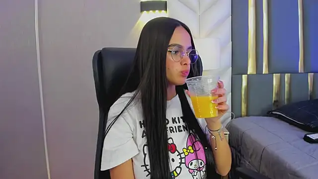 ChloeHarper_ Adlı Modelin Canlı XXX Sohbeti