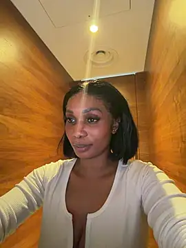 ___Nessa: διαδικτυακό σόου στην κάμερα