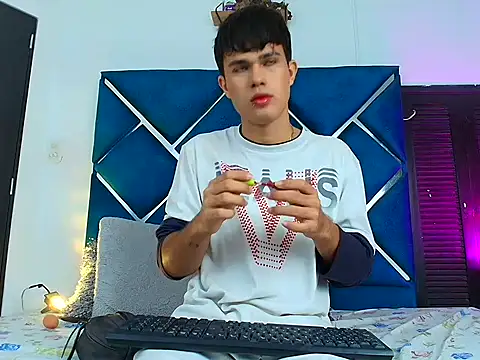 EdwinBoys Show in webcam