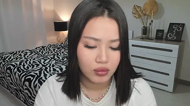 XXX chat uživo modela Brunette_Charm