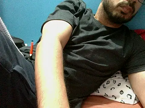 Precumboner élő XXX-chatje