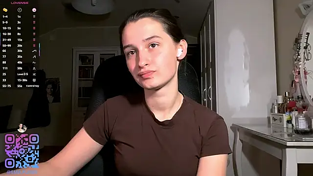 DarlineBrustera 即時 XXX 聊天