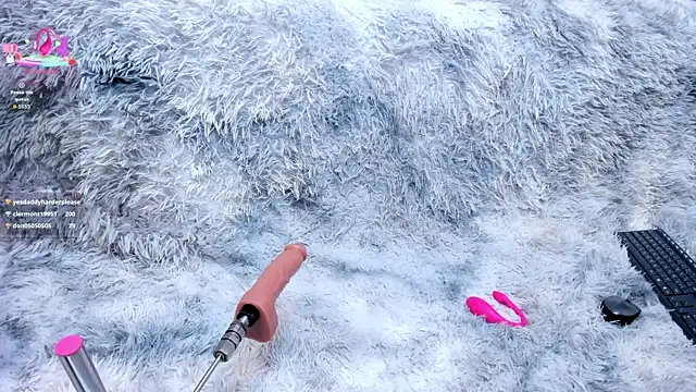 Show modela IVISBOUNCYASS na web-kameri