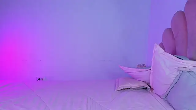 MiaColucci18のライブXXXチャット