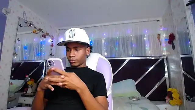 Santy_bigcock_01 Adlı Modelin Canlı XXX Sohbeti