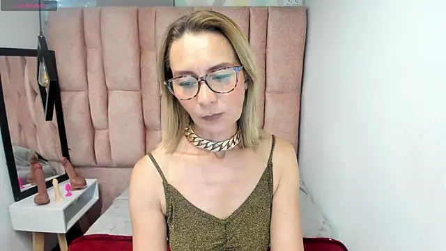 Issa_Milf__ élő XXX-chatje