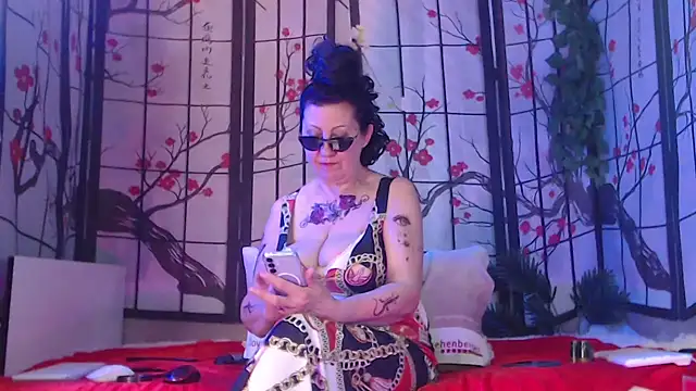 NightOrhideya élő XXX-chatje