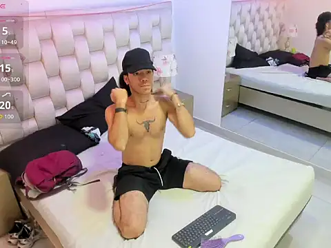 AngeloRoush Show in webcam