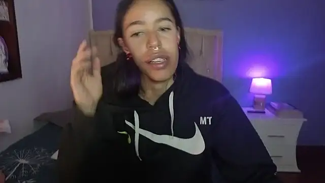 stephania_t Adlı Modelin Canlı XXX Sohbeti