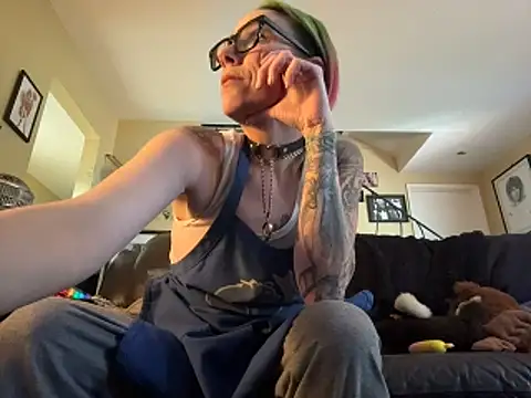 juneafterhours élő XXX-chatje