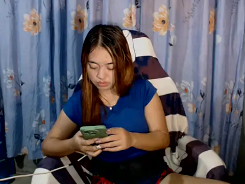 urlover_mae26's Live XXX Chat