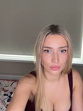 BlondeChiaraのライブXXXチャット