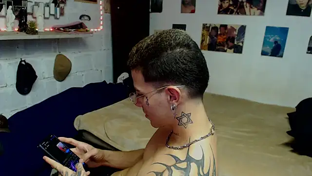 paul-mendezx: διαδικτυακό σόου στην κάμερα