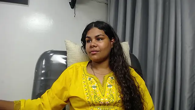 Chat XXX ao vivo de yaazhinii