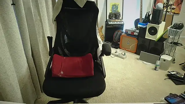 9VOLTT: διαδικτυακό σόου στην κάμερα