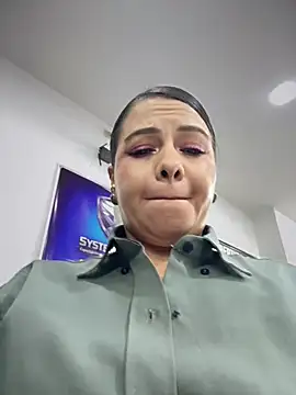 Ariana-07: διαδικτυακό σόου στην κάμερα