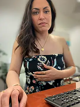 YourQueen18: вебкам-шоу