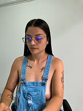 Онлайн чат XXX Coralinne__