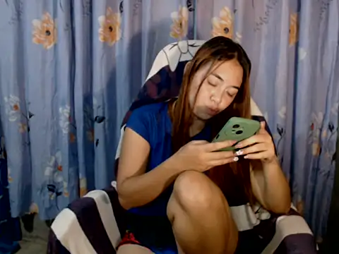 urlover_mae26's Live XXX Chat