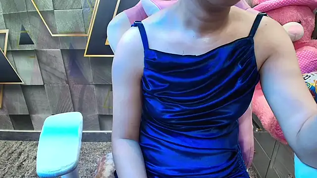 NymphoIsLive élő XXX-chatje