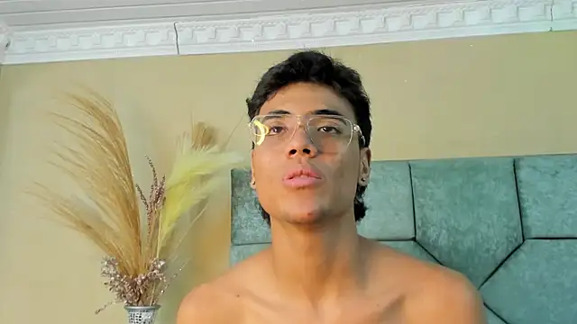 DannTaylor Show in webcam