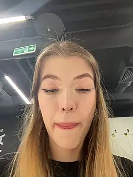 Risky_Mia69 Adlı Modelin Canlı XXX Sohbeti