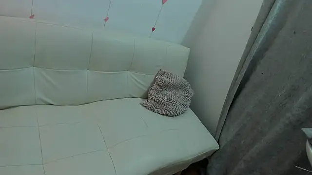 skinygirlcouple Show in webcam