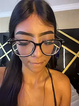 Show modela AdharaKhalifa na web-kameri