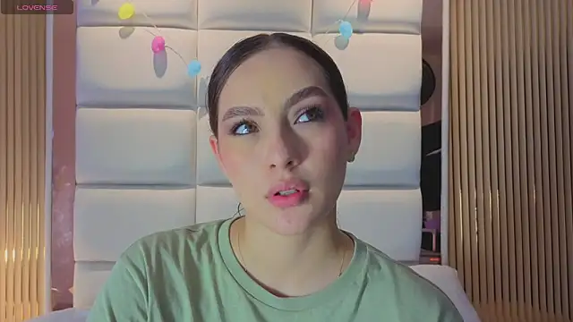 Megaan_Rousee Pertunjukan Webcam